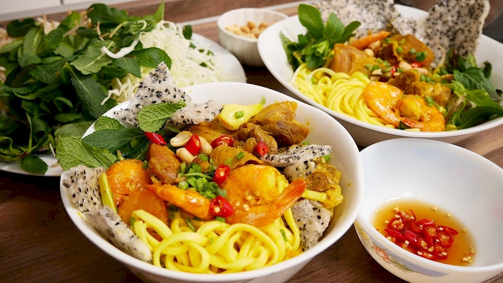この料理には通常、サクサクしたせんべいが添えられており、柔らかい麺にサクサクとした食感のコントラストが加わります。